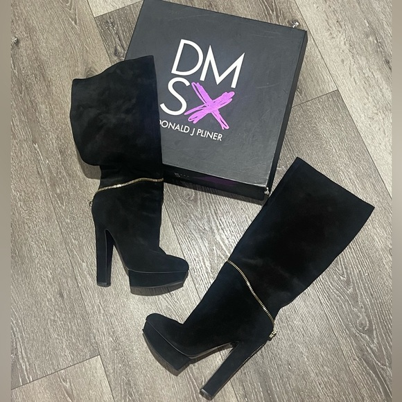 DMSX- Donald Pliner suede boots with gold detailing , pre loved size 8.5 - Picture 1 of 4